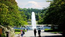 华盛顿大学在回校期间向杰出校友致敬