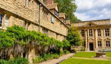 华盛顿大学荣誉学位提名截止 